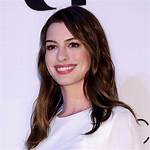 Anne Hathaway Shares Rihannas Hilarious Comment About Her Post-Baby Booty