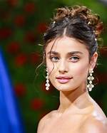 Taylor Hill Biography, Age, Height, Husband, Net Worth, Family